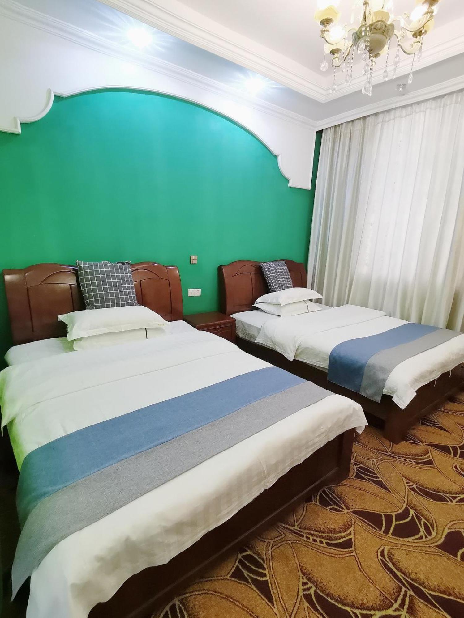 Emeishan Moon Bay Hotel Екстериор снимка